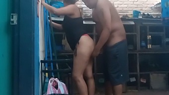 Je Surprends Ma Belle-Mère En Train De Faire La Lessive De Manière Inattendue Et Je Ne Peux Pas Résister À Coucher Avec Elle